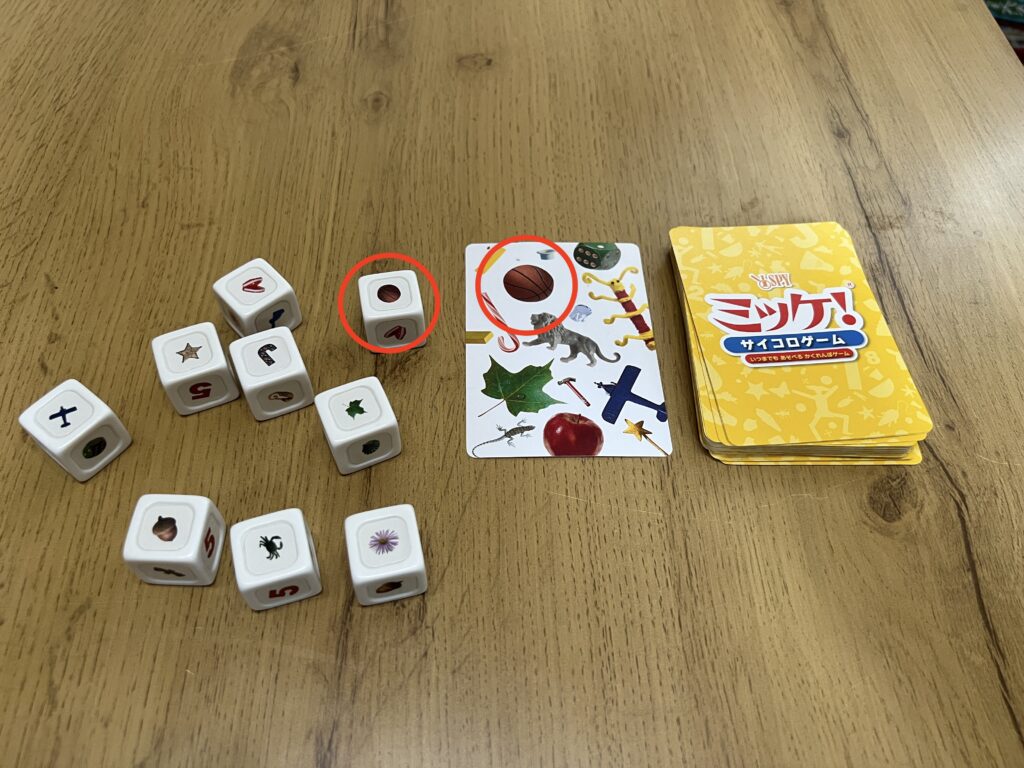 ミッケ　サイコロとカードで共通の絵柄を探している状態