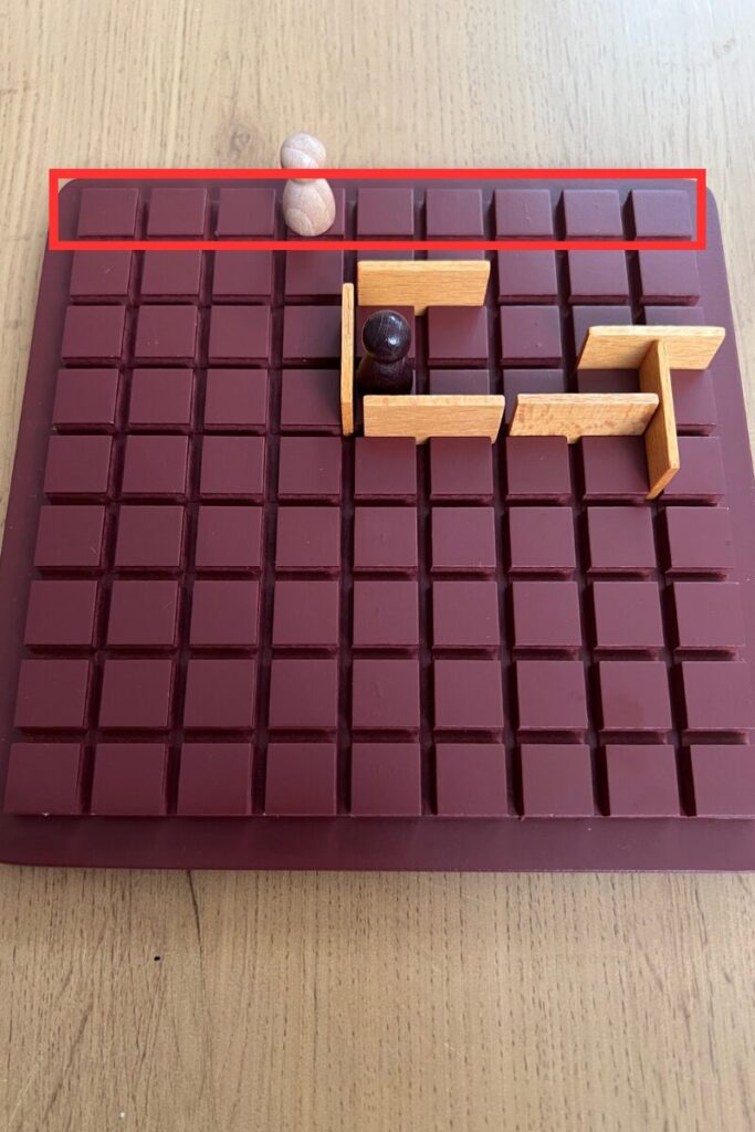 コリドール　駒を相手の1番奥に進めて勝ち方の説明をする画像