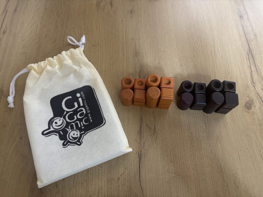 クアルト　白と黒のコマとコマが入っている袋の写真