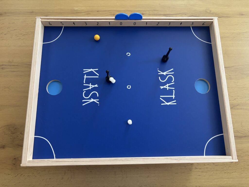KLASK ゲーム中の画像