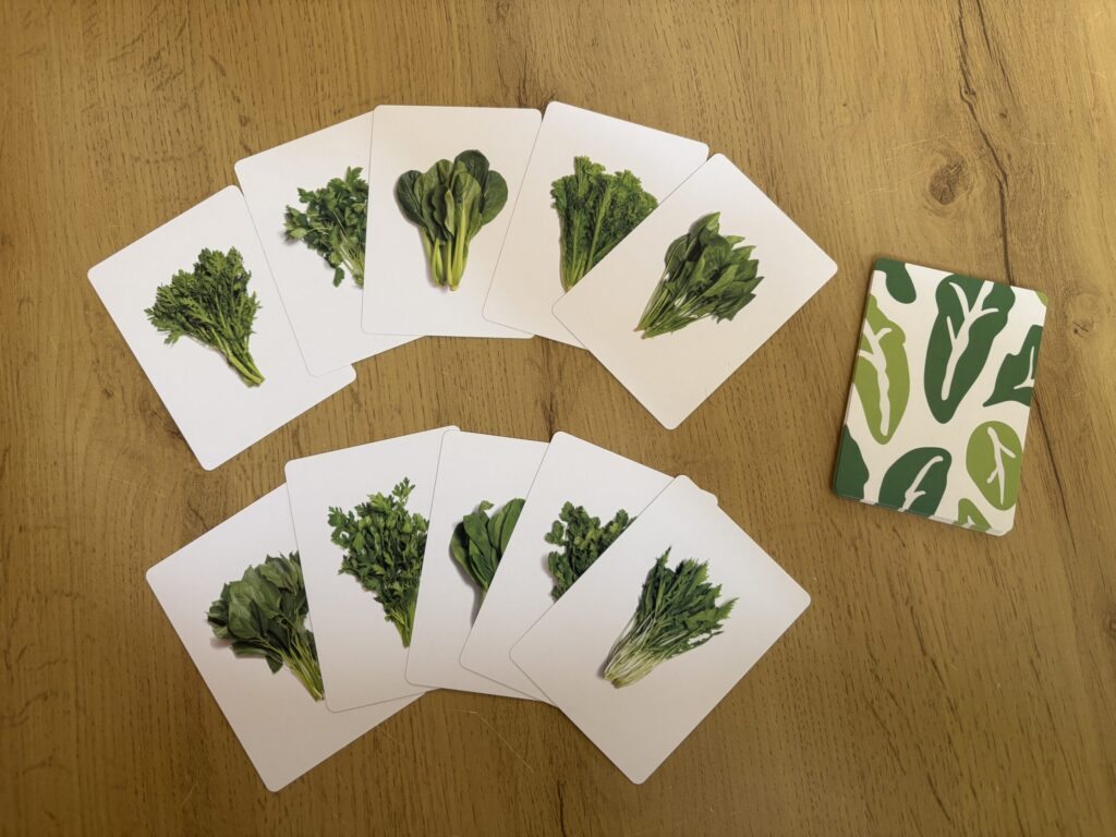 マジで草。　野菜カードを左側に扇状に広げている写真　右側にカード裏を写している