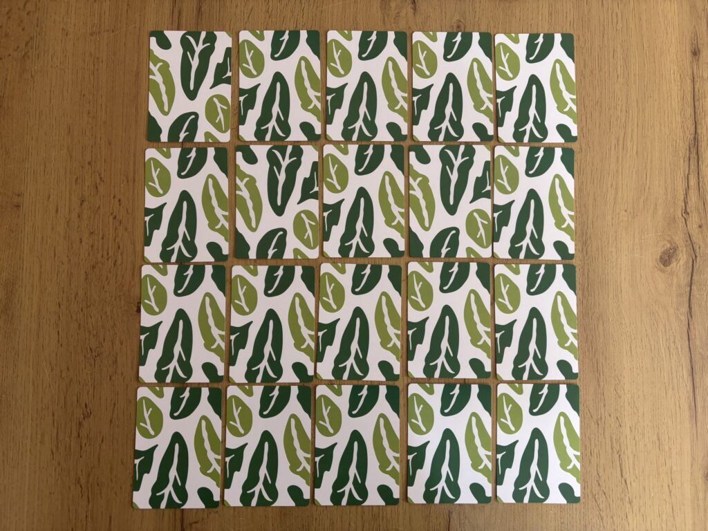 マジで草。　野菜カードを裏側にして4×5で並べている写真